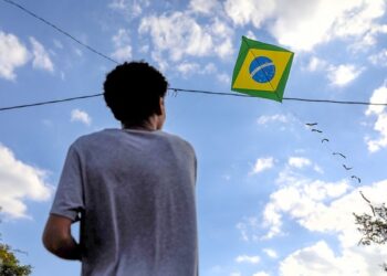 Férias escolares: Prefeitura de Pedro Canário reforça orientações para que crianças soltem pipa com segurança