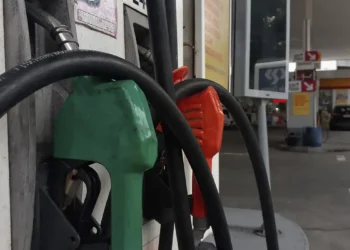 Gasolina com 32% de etanol deve ser R$ 0,03 mais barata, diz ministro