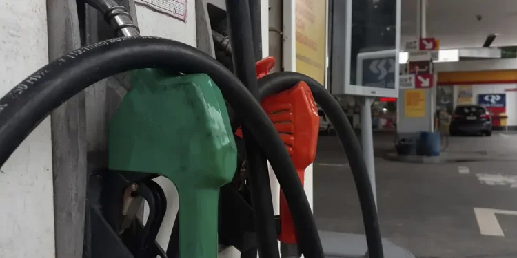 Gasolina com 32% de etanol deve ser R$ 0,03 mais barata, diz ministro